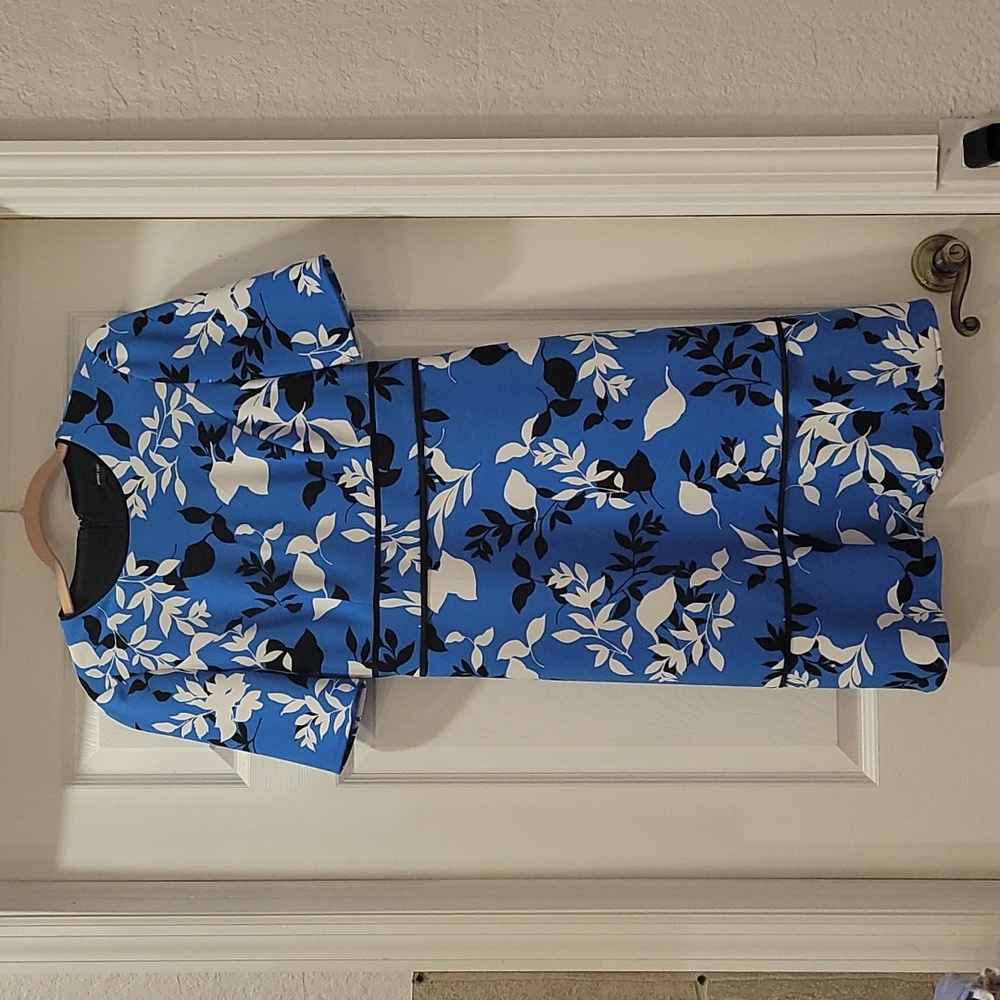 Maggy London size 4 dress blue black white floral sleeves knee length